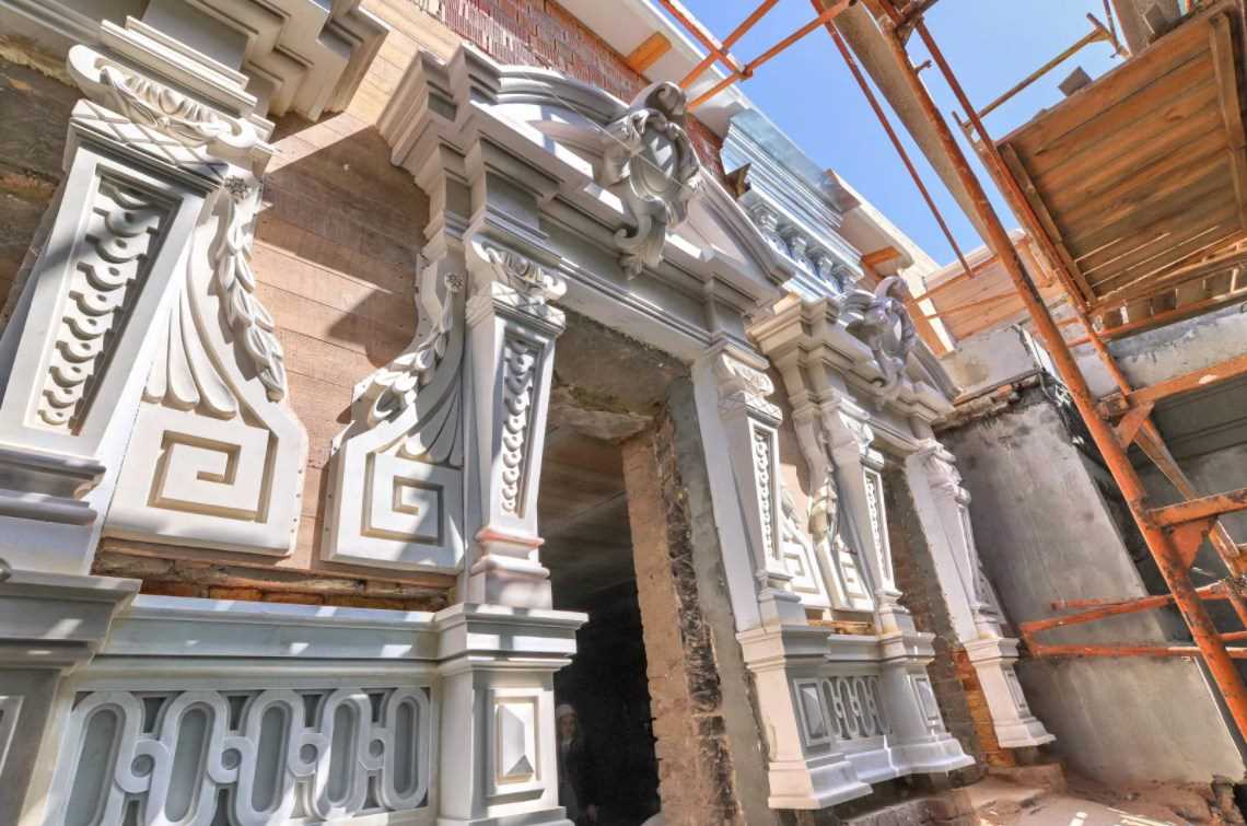 undefinedСпасение и восстановление</em>«></p>
<p>Когда мы беремся за реставрацию деревянных скульптур и архитектурных элементов, мы сознательны того, что каждый объект нуждается в индивидуальном подходе. Мы спасаем эти произведения искусства от разрушения временем и возрождаем их к жизни.</p>
<p>Восстановление древних шедевров — это великое и благородное дело, которое требует особого таланта, любви к искусству и глубокого понимания истории. Благодаря нашему мастерству и опыту, мы сохраняем культурное наследие и передаем его будущим поколениям.</p>
<h2>Точное искусство реставрации деталей</h2>
<p>Реставрация деревянных скульптур и архитектурных элементов требует особого внимания к мельчайшим деталям. Наши мастера владеют искусством точной реставрации, которое позволяет сохранить древние шедевры в их первоначальном виде.</p>
<h3>Методы точной реставрации</h3>
<p>Мы применяем различные методы точной реставрации, в зависимости от состояния и типа деревянных элементов:</p>
<ol>
<li><strong>Тщательное изучение</strong> — перед началом работы проводим детальное изучение объекта, чтобы понять его историю, особенности и оригинальный стиль.</li>
<li><strong>Осторожная очистка</strong> — используем мягкие щетки и специальные средства для удаления загрязнений и остатков предыдущих отделок без повреждения исходной поверхности.</li>
<li><strong>Точное восстановление</strong> — эмпатически восстанавливаем отсутствующие или поврежденные детали скульптуры или архитектурного элемента, используя аутентичные материалы и техники.</li>
</ol>
<h3>Преимущества точной реставрации</h3>
<p>Выбрав наши услуги по точной реставрации деталей, вы получаете ряд преимуществ:</p>
<ul>
<li><strong>Оригинальность и сохранение исторической ценности</strong> — мы стремимся сохранить и возродить оригинальный вид древних шедевров, сохраняя их историческую ценность.</li>
<li><strong>Долговечность и стойкость</strong> — наши мастера используют высококачественные материалы и техники, обеспечивая долговечность и стойкость восстановленных элементов.</li>
<li><strong>Эстетическая привлекательность</strong> — благодаря точной реставрации детали приобретают свой первозданный вид, восхищая своей эстетической привлекательностью.</li>
</ul>
<table>
<p><caption>Примеры наших работ</caption>
</p>
<tr>
<th>До реставрации</th>
<th>После реставрации</th>
</tr>
<tr>
<td><img decoding=